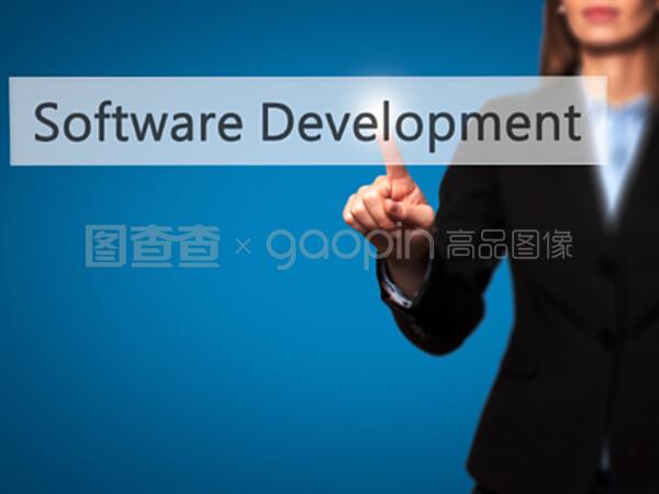 指尖商機(jī) 女商人按下技術(shù)按鈕，開(kāi)啟軟件開(kāi)發(fā)與銷售新篇章
